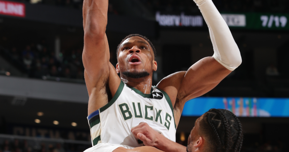 Giannis-Antetokounmpo-Bucks-Blazers